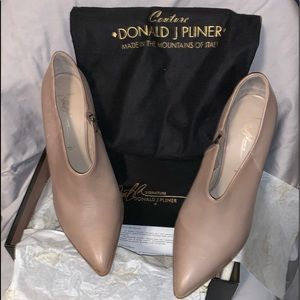*DONALD PLINER* Vayle Shootie. 11M. Taupe